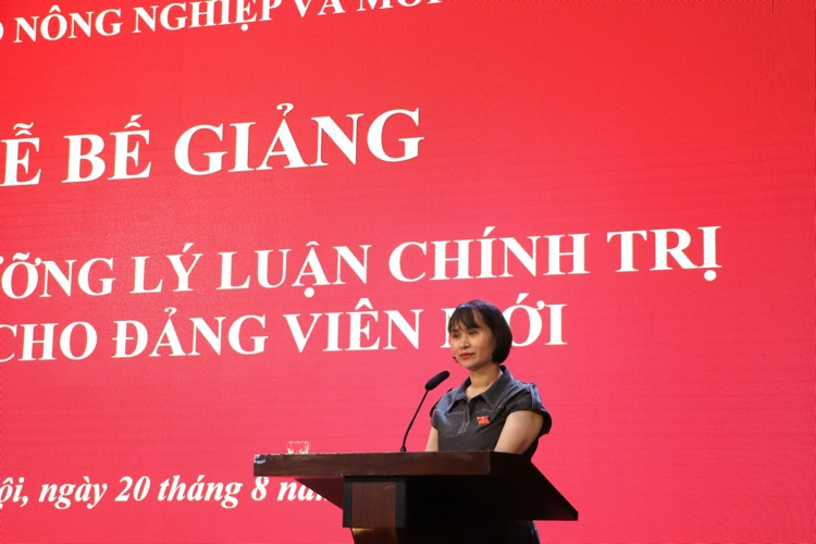 183 Đảng viên được trao giấy chứng nhận Bồi dưỡng lý luận chính trị cho đảng viên mới năm 2025