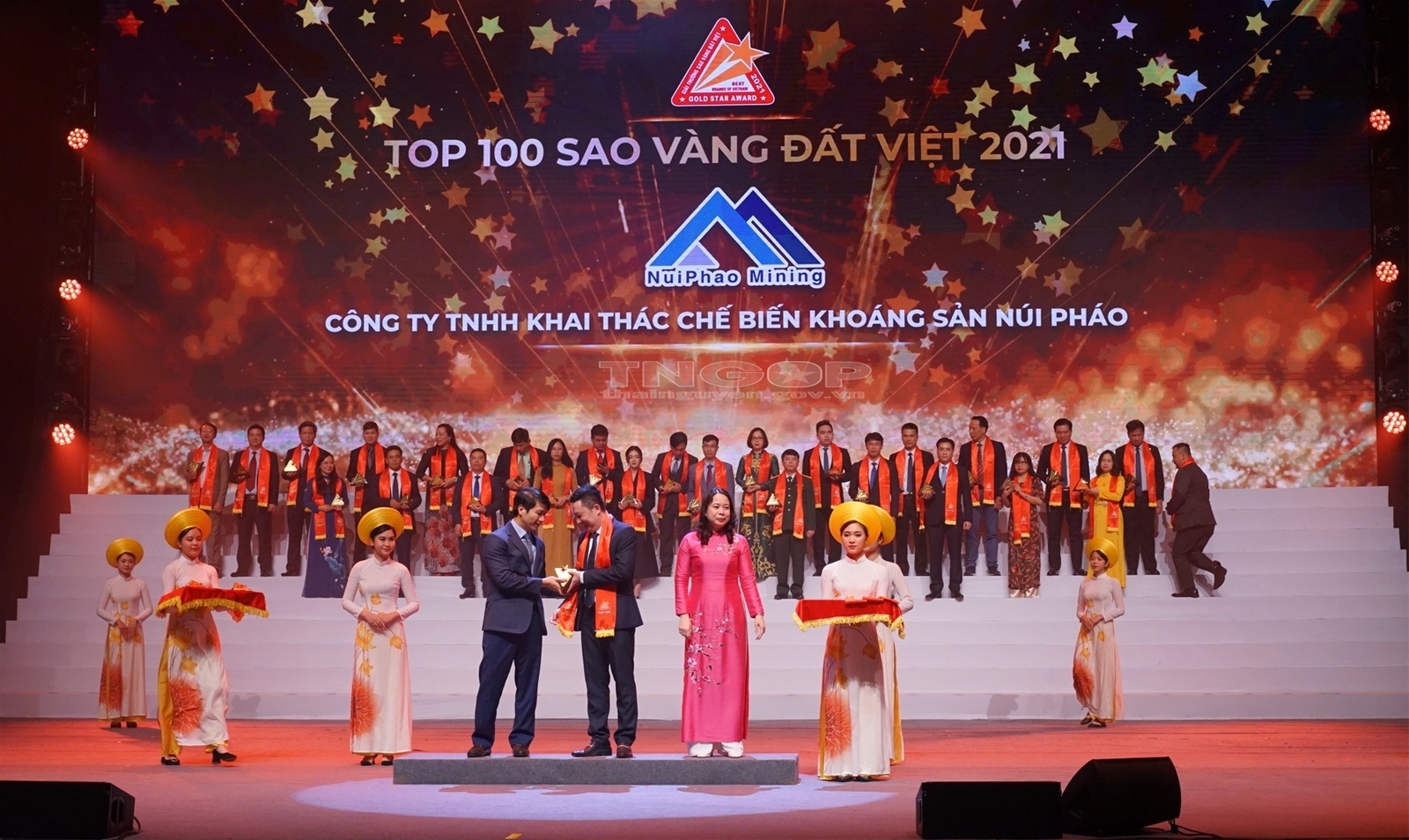 Đại diện NuiPhao Mining nhận Giải thưởng Sao vàng Đất Việt 2021