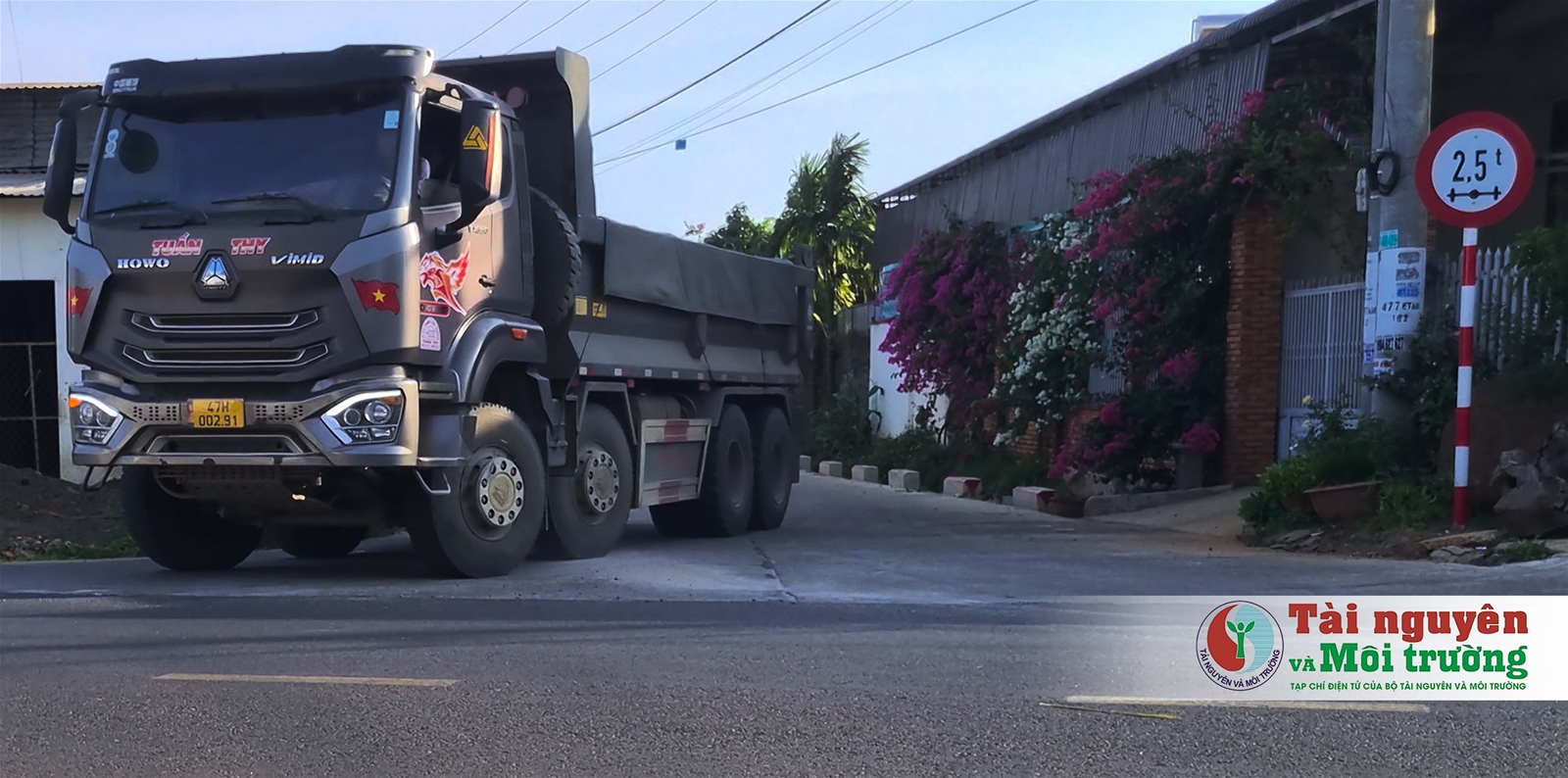 Buôn Ma Thuột (Đắk Lắk): Xe chở khoáng sản cày nát đường dân sinh