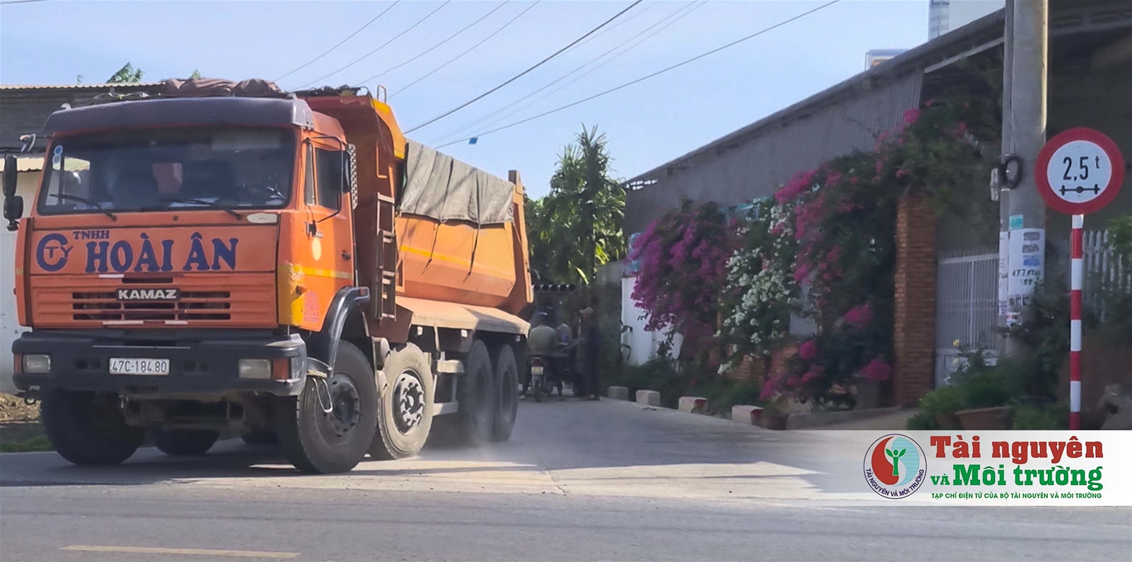 Buôn Ma Thuột (Đắk Lắk): Xe chở khoáng sản cày nát đường dân sinh