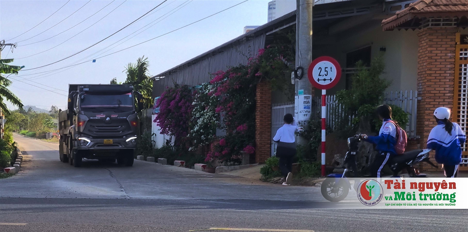 Buôn Ma Thuột (Đắk Lắk): Xe chở khoáng sản cày nát đường dân sinh
