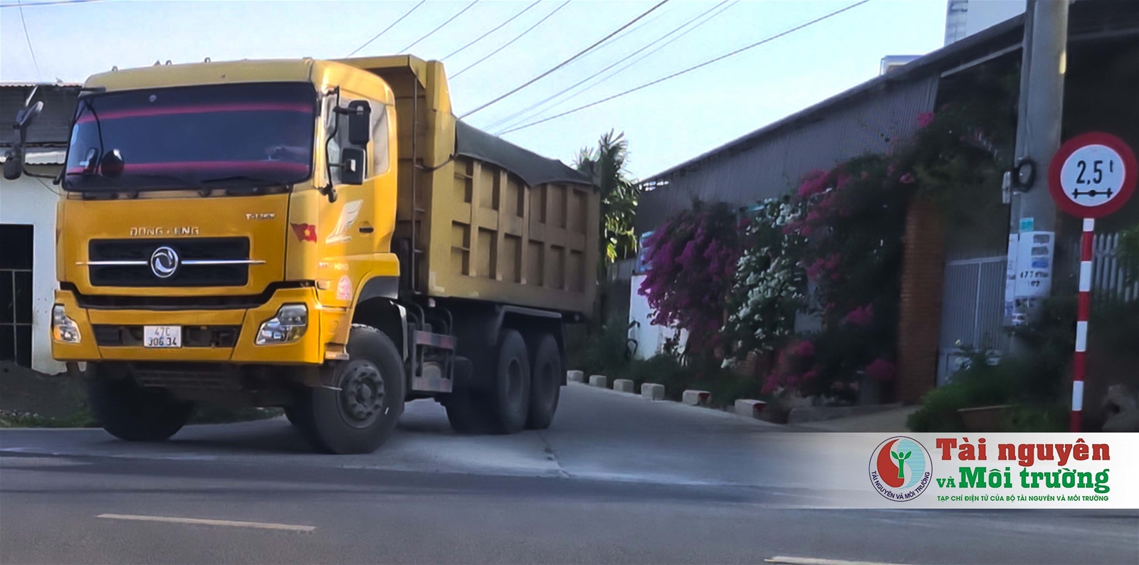 Buôn Ma Thuột (Đắk Lắk): Xe chở khoáng sản cày nát đường dân sinh