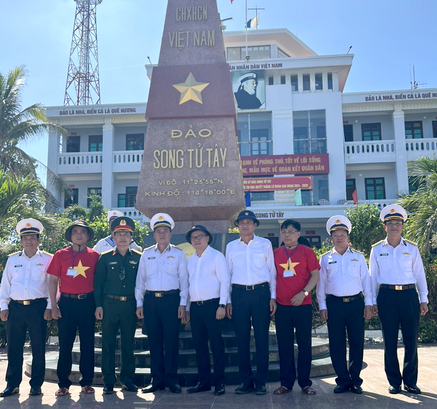 Đoàn Công tác Bộ Tài nguyên và môi trường thăm đảo Trường Sa
