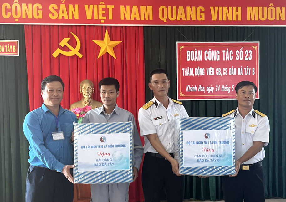 Đoàn Công tác Bộ Tài nguyên và môi trường thăm đảo Trường Sa