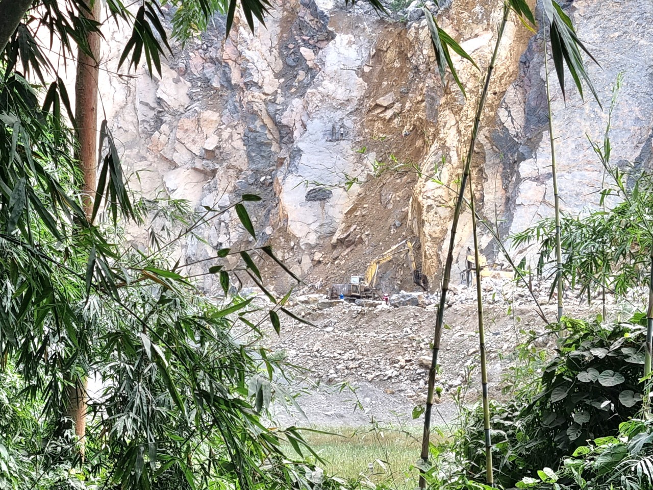 Ninh Bình: Hơn chục hộ dân bất an sống cạnh mỏ đá của Công ty cổ phần Nam Anh Tú