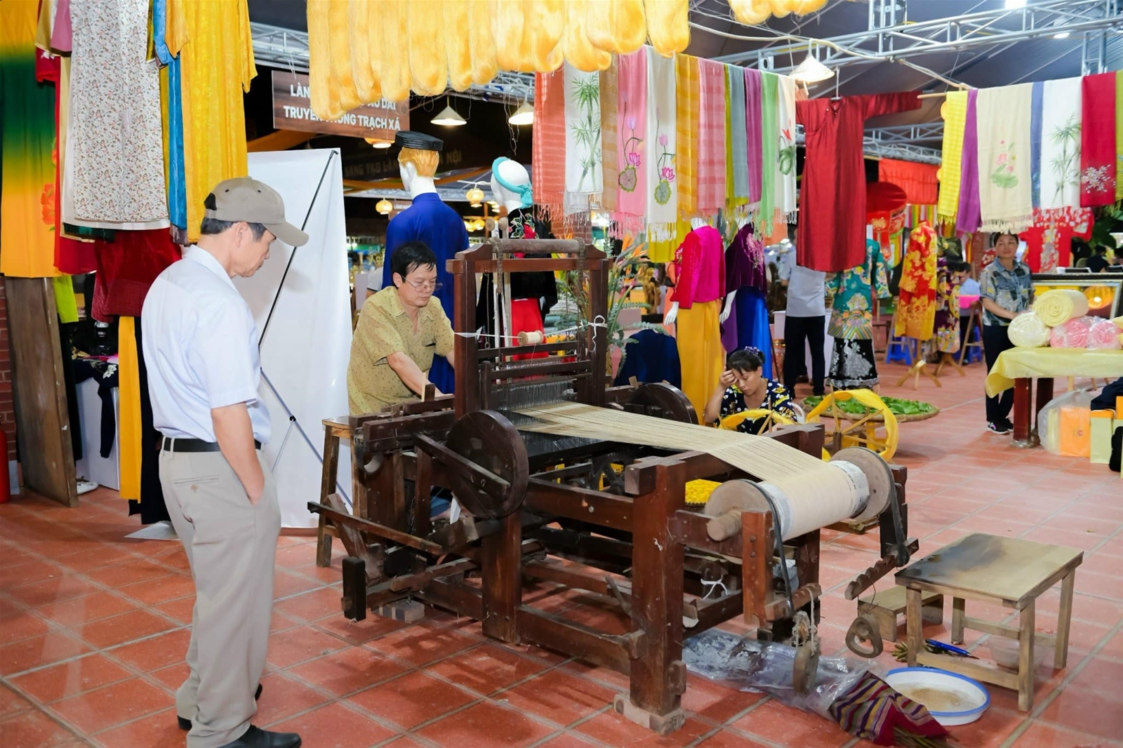 Chăn tơ tằm “tự dệt” và lụa tơ sen: Sản phẩm OCOP độc đáo từ bàn tay người giữ nghề