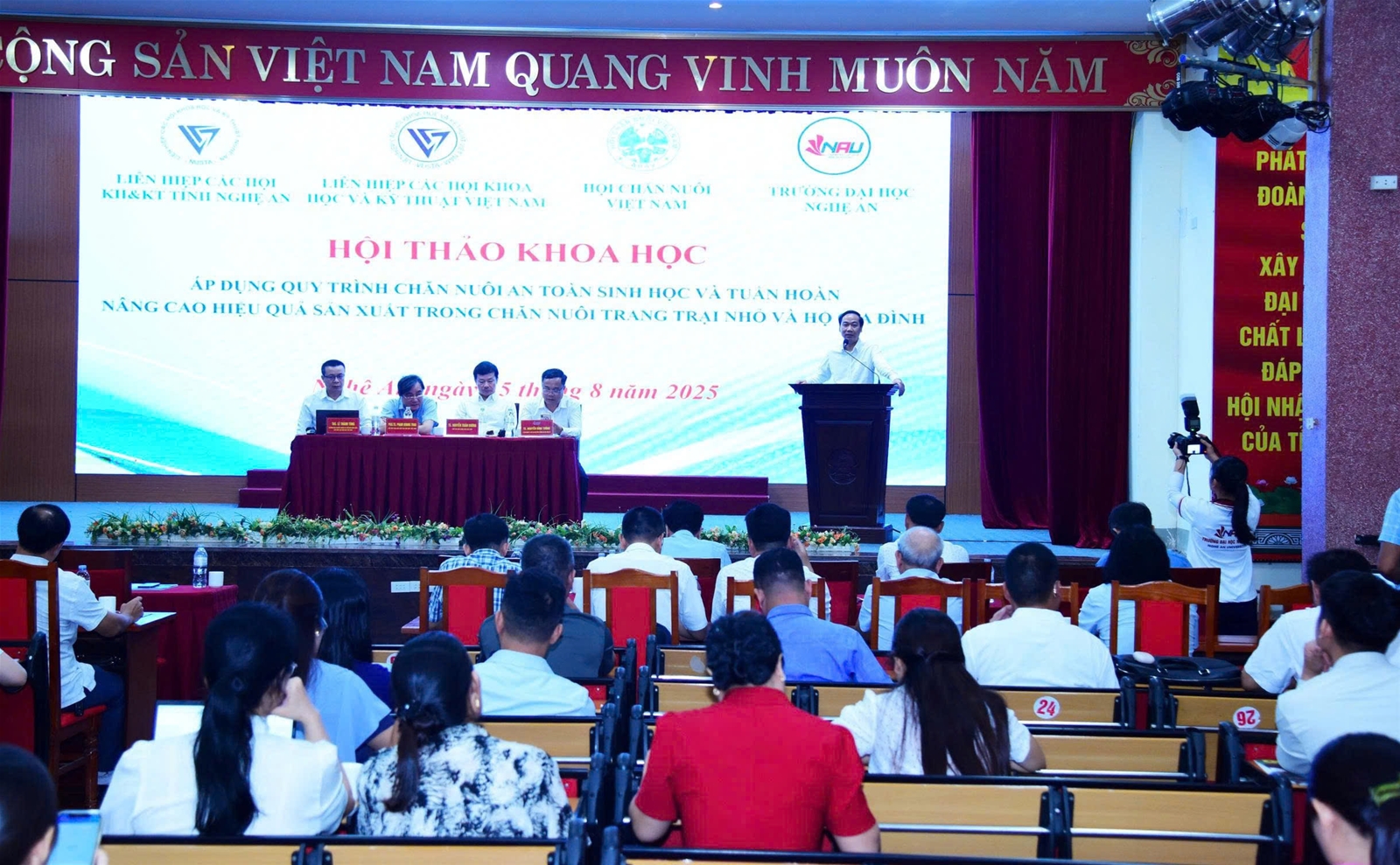 Chăn nuôi sinh học và tuần hoàn - yêu cầu tất yếu của phát triển bền vững