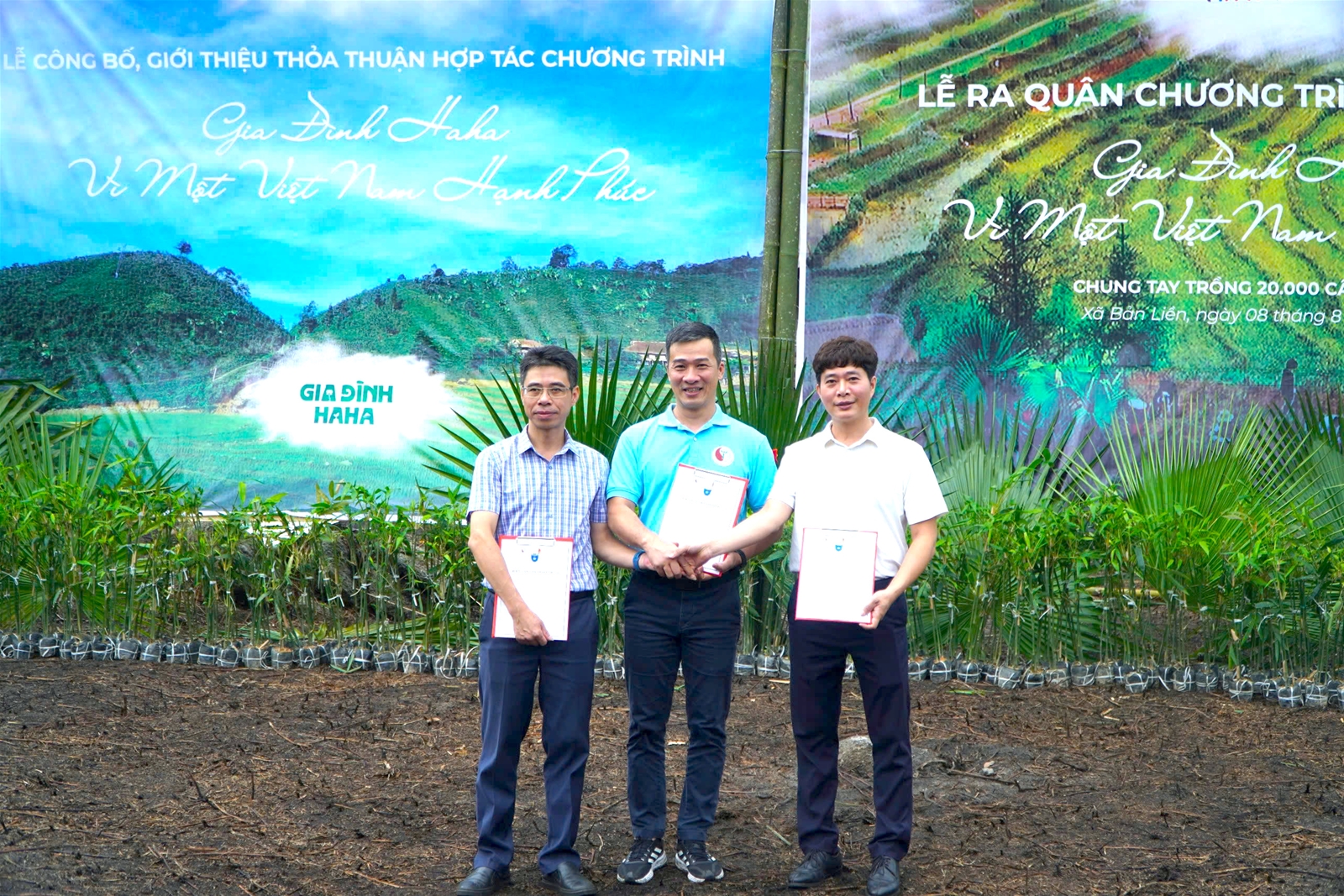 Gia đình Haha ra quân trồng cây vì một Việt Nam hạnh phúc tại Lào Cai