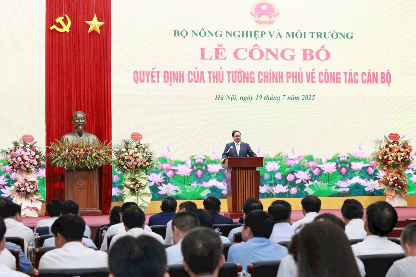 Thủ tướng Chính phủ Phạm Minh Chính trao quyết định giao Quyền Bộ trưởng Bộ Nông nghiệp và Môi trường
