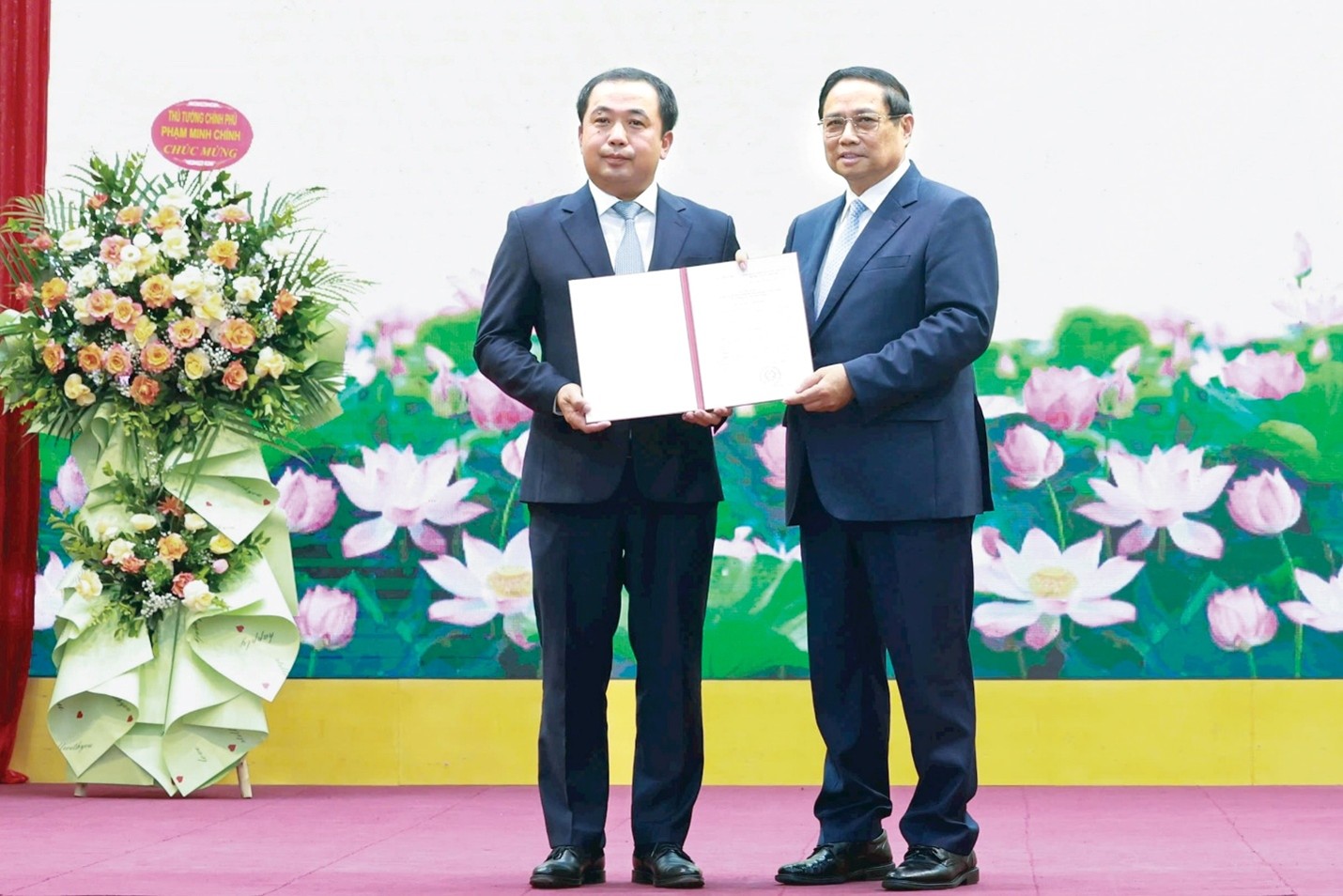 Thủ tướng Chính phủ Phạm Minh Chính trao quyết định giao Quyền Bộ trưởng Bộ Nông nghiệp và Môi trường
