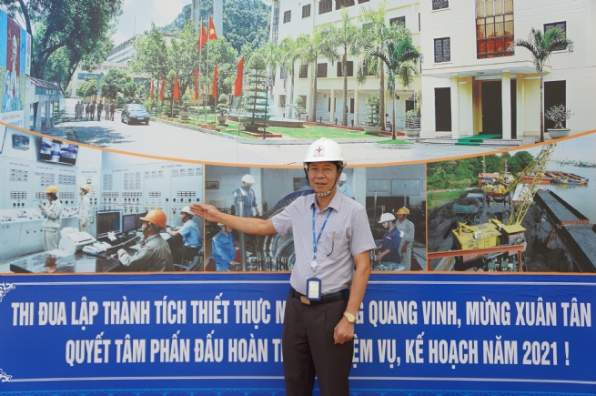 Ông Trịnh Văn Đoàn Tổng giám đốc Công ty CP Nhiệt điện Ninh Bình trao đổi với phóng viên bên trong khuôn viên nhà máy
