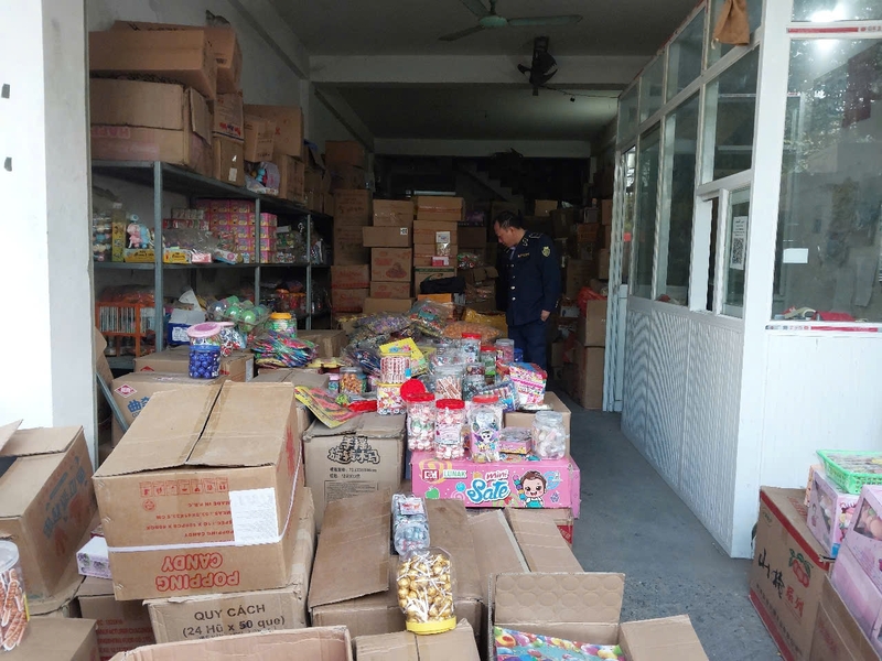 Liên tiếp phát hiện các vụ việc kinh doanh thực phẩm có dấu hiệu nhập lậu