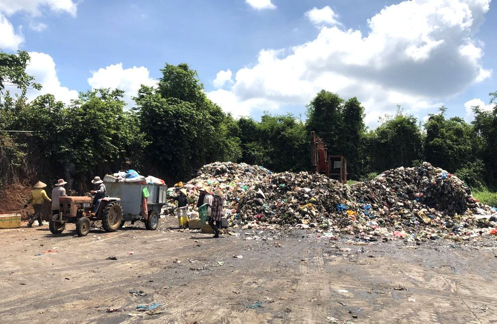 Các trạm trung chuyển rác với các thiết bị thô sơ cũng như tình trạng gây ô nhiễm nghiên trọng với người dân quanh khu vực