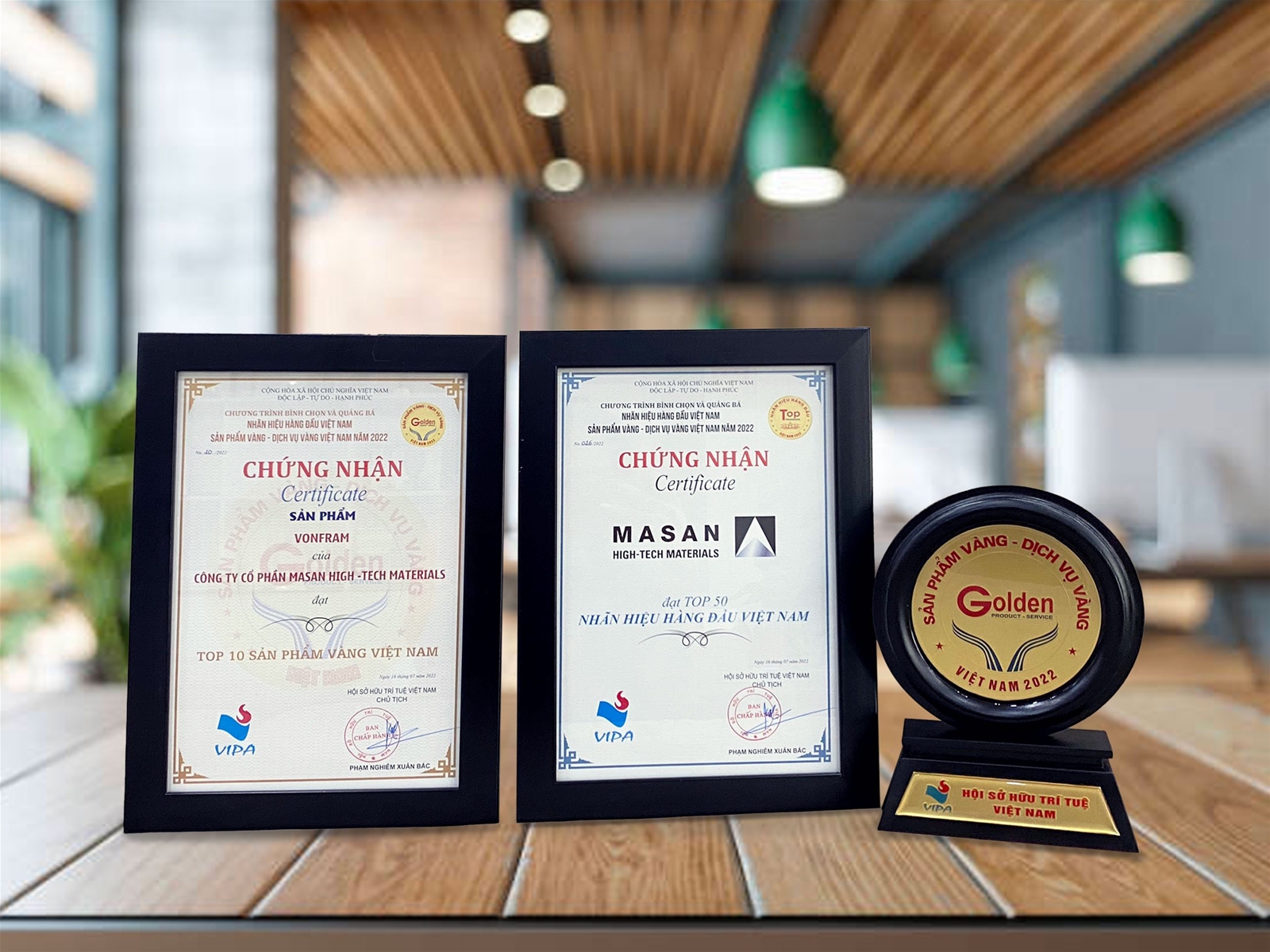 Giấy chứng nhận sản phẩm Vonfram 2 hạng mục “Top 50 Nhãn hiệu hàng đầu Việt Nam năm 2022” và “Sản phẩm Vàng năm 2022” của Công ty Cổ phần Masan High-Tech Materials 