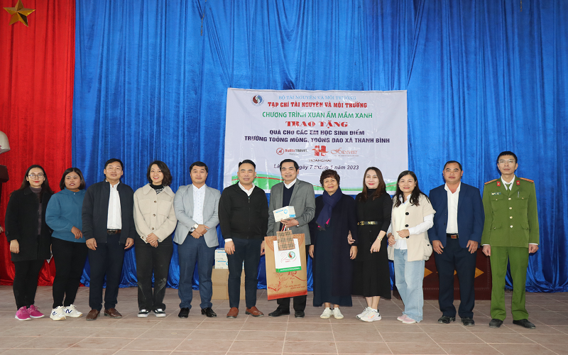 Chương trình “Xuân ấm mầm xanh” năm 2023: Những món quà tết sớm cho trẻ em vùng cao
