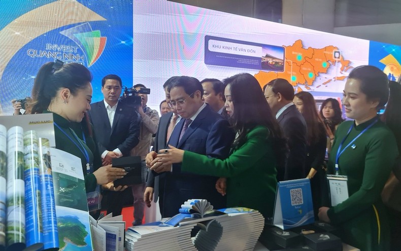 Triển lãm ảnh nghệ thuật và gian hàng trưng bày các sản phẩm vùng đồng bằng sông Hồng