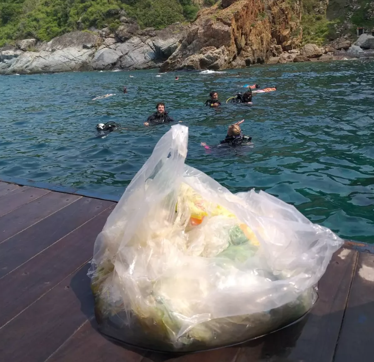 Người đàn ông 20 năm nhặt rác ở đáy biển, yêu tha thiết đại dương
