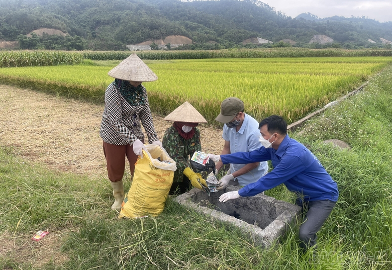 Bảo Thắng ra quân thu gom vỏ bao, gói thuốc bảo vệ thực vật