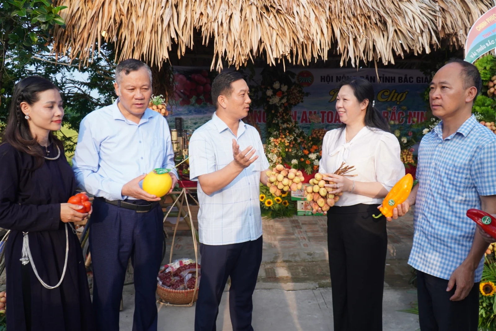 Nông sản OCOP Bắc Ninh hút khách tại chợ phiên an toàn 2025