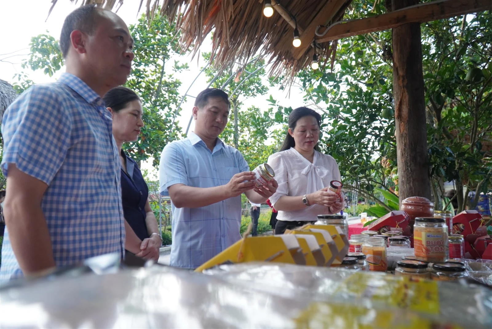 Nông sản OCOP Bắc Ninh hút khách tại chợ phiên an toàn 2025