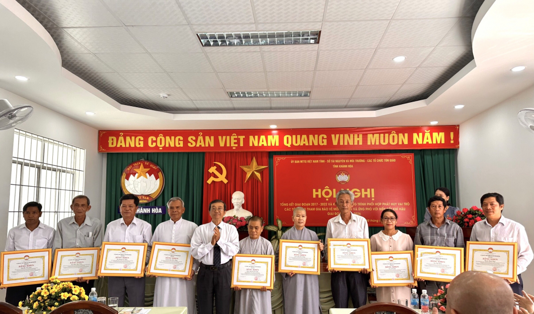 Ký kết chương trình phối hợp phát huy vai trò tôn giáo trong bảo vệ môi trường
