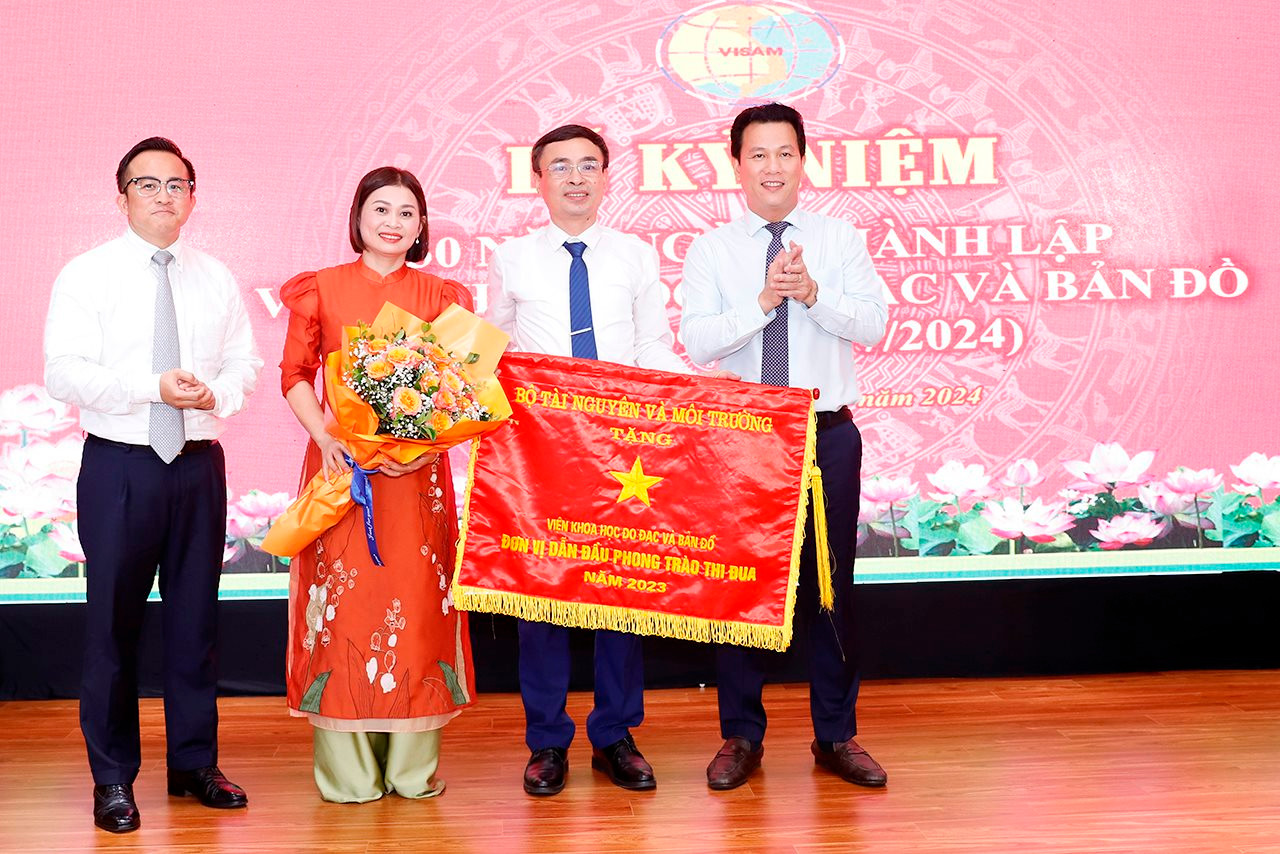 Hai lãnh đạo Viện Khoa học Đo đạc và Bản đồ vinh dự nhận danh hiệu Chiến sĩ thi đua toàn quốc