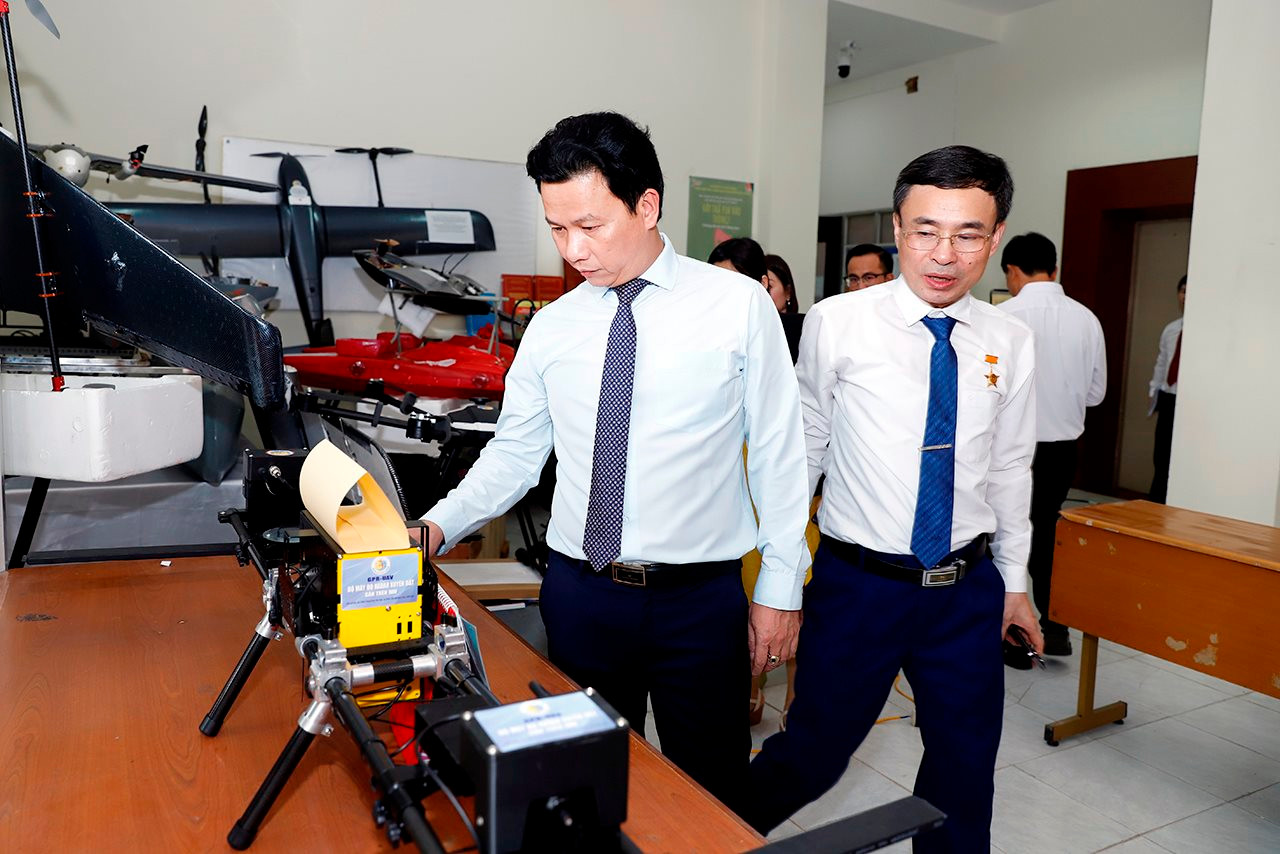 Hai lãnh đạo Viện Khoa học Đo đạc và Bản đồ vinh dự nhận danh hiệu Chiến sĩ thi đua toàn quốc