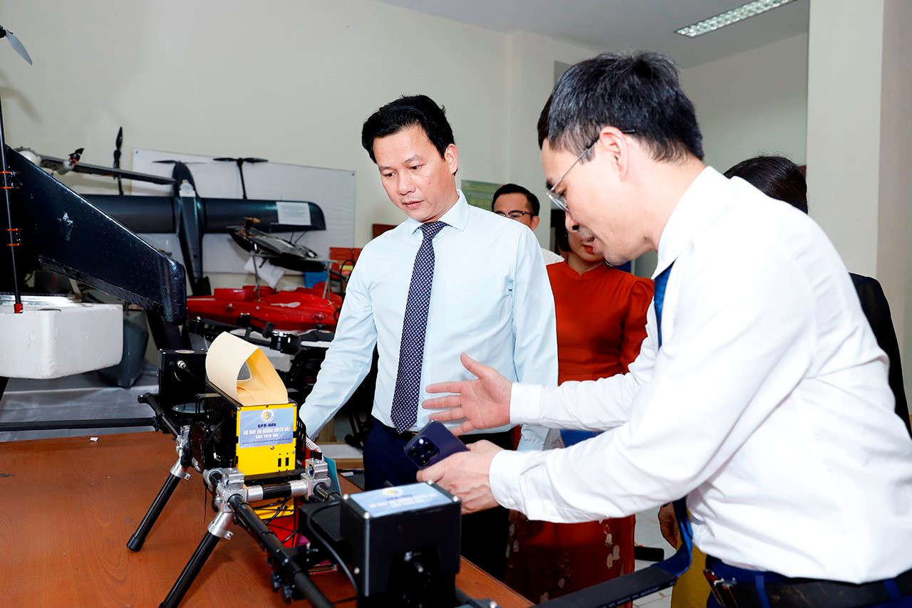 Hai lãnh đạo Viện Khoa học Đo đạc và Bản đồ vinh dự nhận danh hiệu Chiến sĩ thi đua toàn quốc