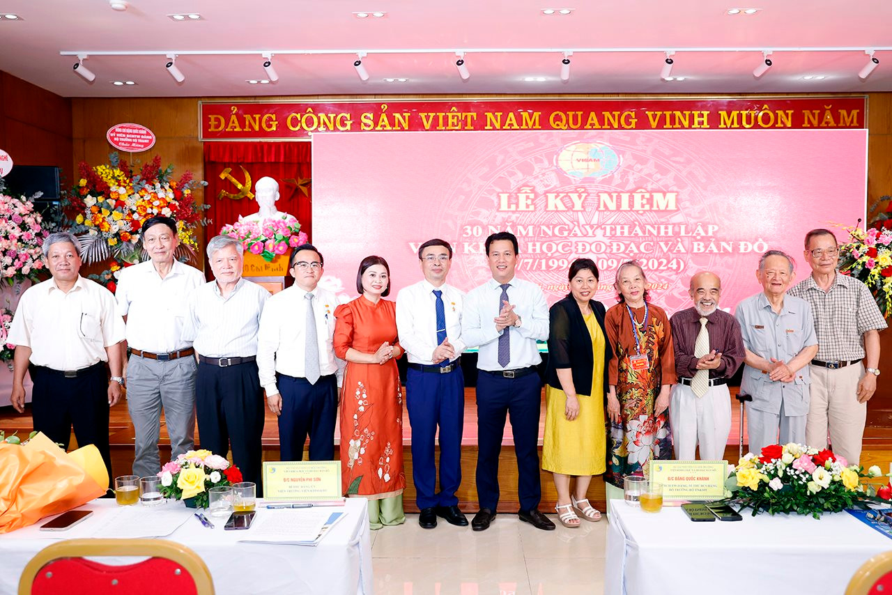 Hai lãnh đạo Viện Khoa học Đo đạc và Bản đồ vinh dự nhận danh hiệu Chiến sĩ thi đua toàn quốc