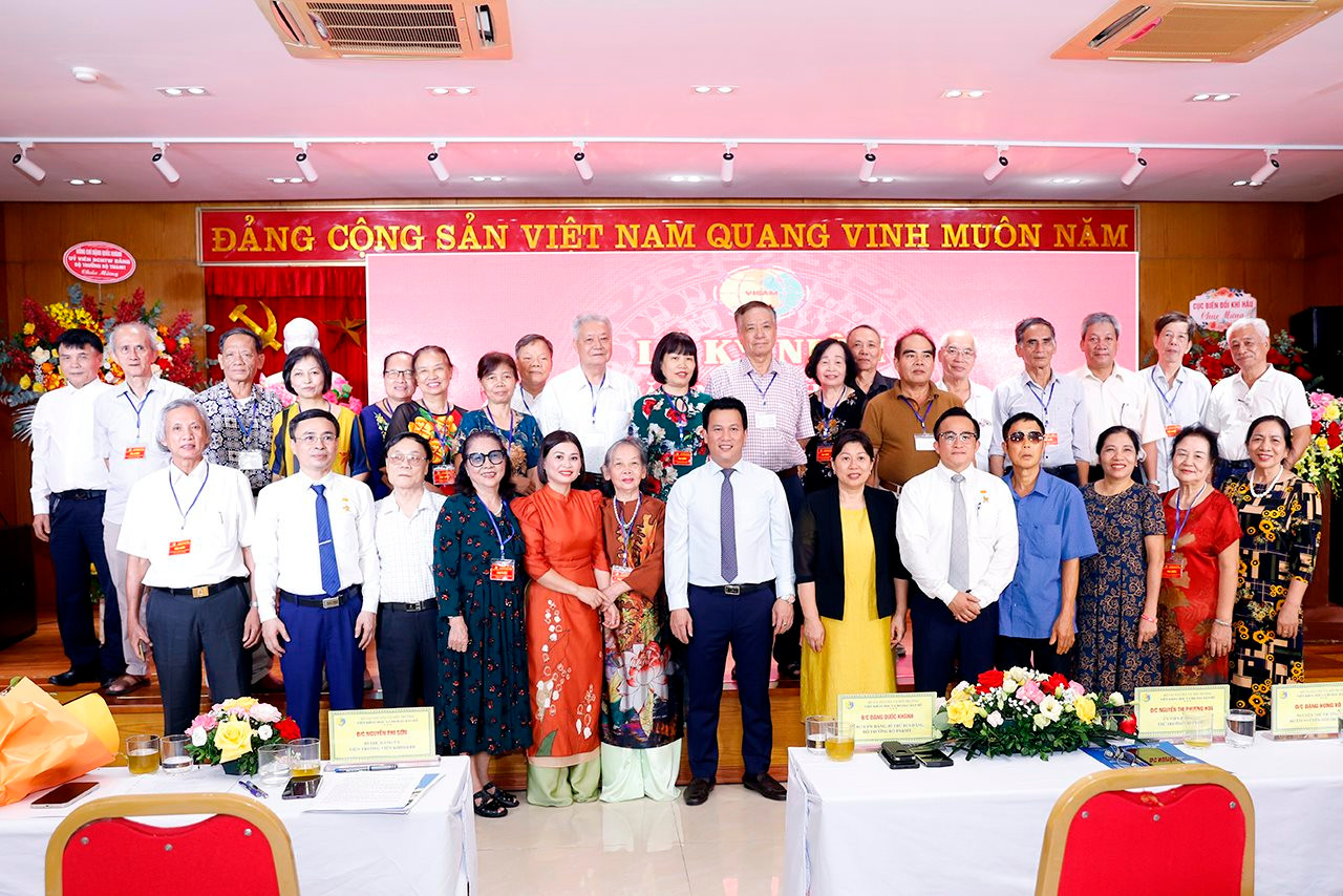Hai lãnh đạo Viện Khoa học Đo đạc và Bản đồ vinh dự nhận danh hiệu Chiến sĩ thi đua toàn quốc