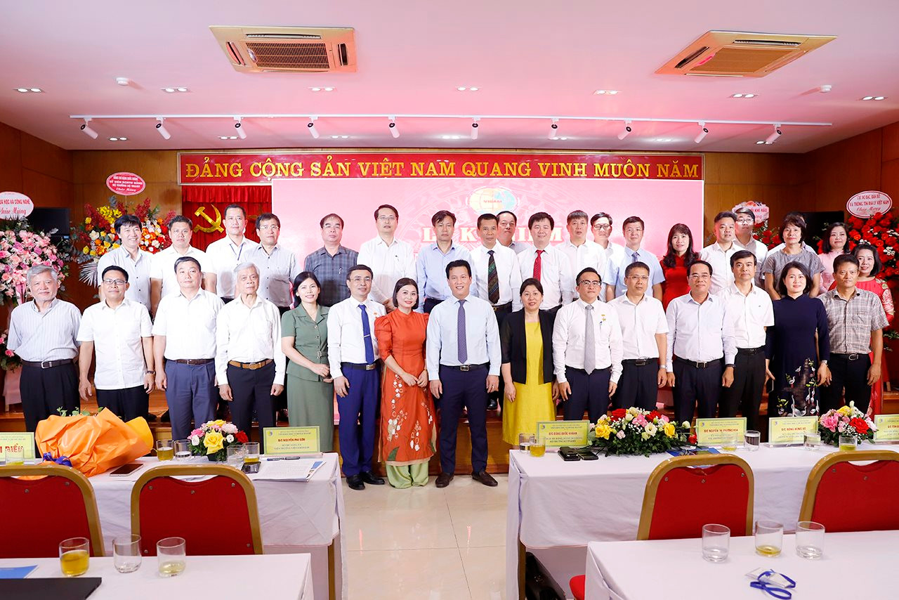 Hai lãnh đạo Viện Khoa học Đo đạc và Bản đồ vinh dự nhận danh hiệu Chiến sĩ thi đua toàn quốc