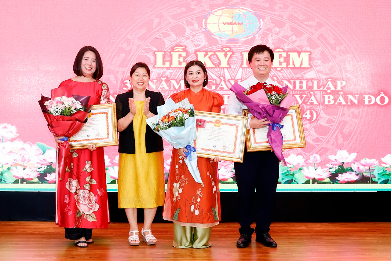 Hai lãnh đạo Viện Khoa học Đo đạc và Bản đồ vinh dự nhận danh hiệu Chiến sĩ thi đua toàn quốc
