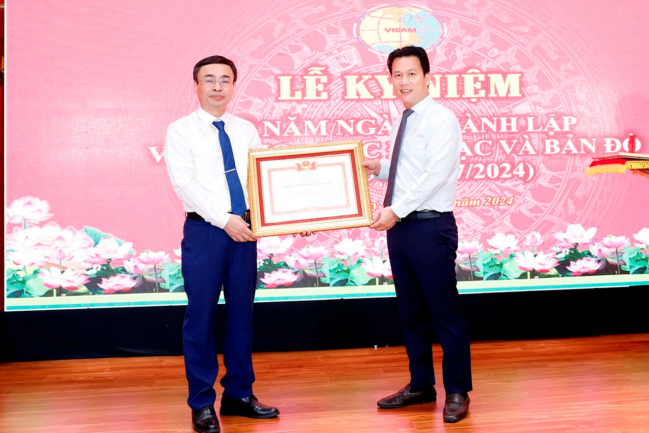 Hai lãnh đạo Viện Khoa học Đo đạc và Bản đồ vinh dự nhận danh hiệu Chiến sĩ thi đua toàn quốc