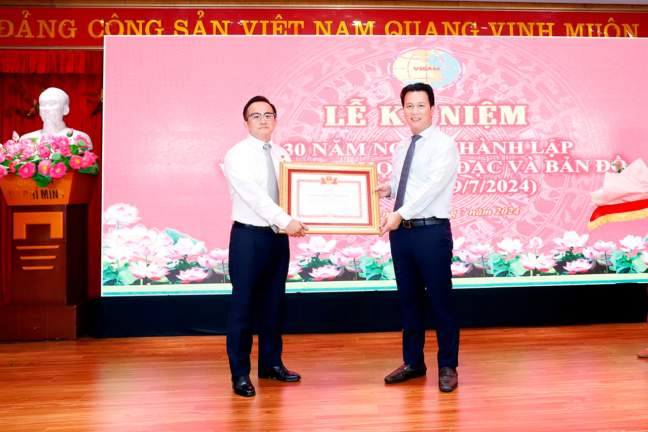 Hai lãnh đạo Viện Khoa học Đo đạc và Bản đồ vinh dự nhận danh hiệu Chiến sĩ thi đua toàn quốc