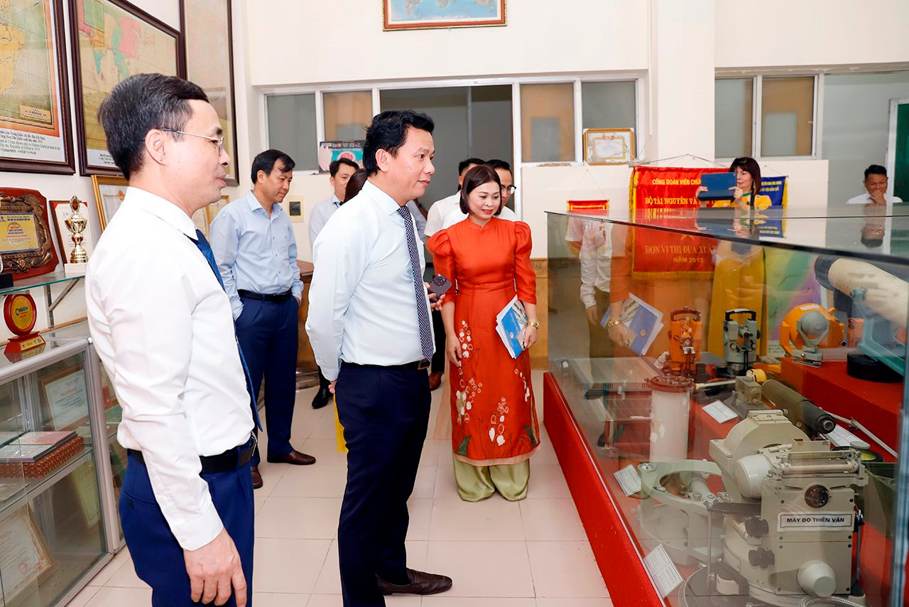 Hai lãnh đạo Viện Khoa học Đo đạc và Bản đồ vinh dự nhận danh hiệu Chiến sĩ thi đua toàn quốc