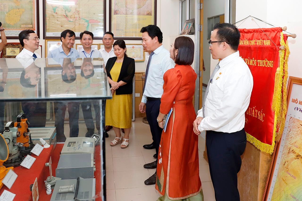 Hai lãnh đạo Viện Khoa học Đo đạc và Bản đồ vinh dự nhận danh hiệu Chiến sĩ thi đua toàn quốc
