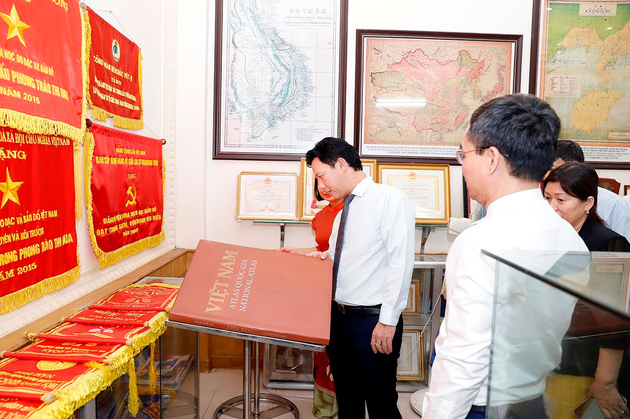 Hai lãnh đạo Viện Khoa học Đo đạc và Bản đồ vinh dự nhận danh hiệu Chiến sĩ thi đua toàn quốc