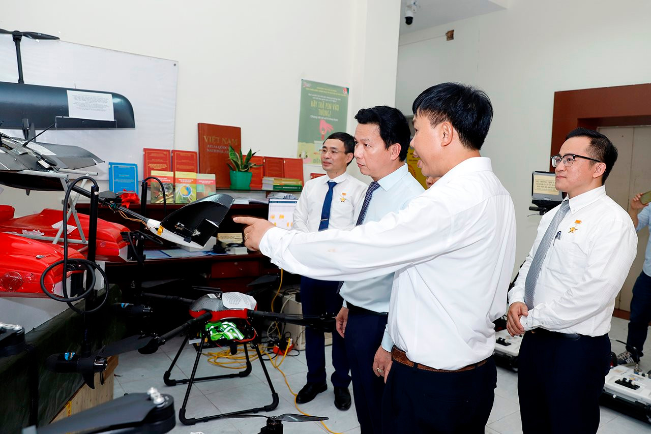 Hai lãnh đạo Viện Khoa học Đo đạc và Bản đồ vinh dự nhận danh hiệu Chiến sĩ thi đua toàn quốc
