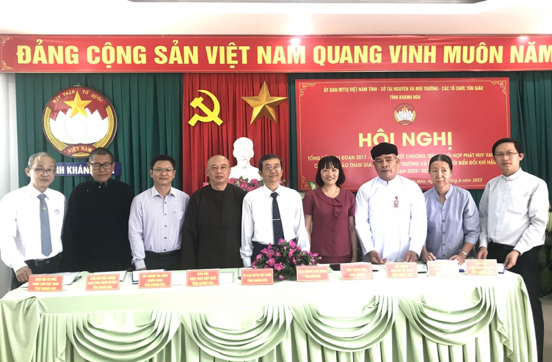 Ký kết chương trình phối hợp phát huy vai trò tôn giáo trong bảo vệ môi trường