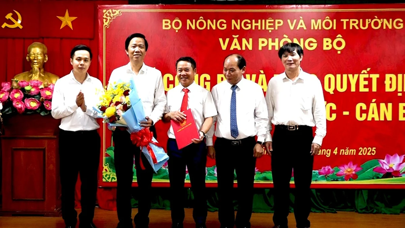 Trao quyết định bổ nhiệm Trưởng Cơ quan đại diện Văn phòng Bộ NN&MT phía Nam