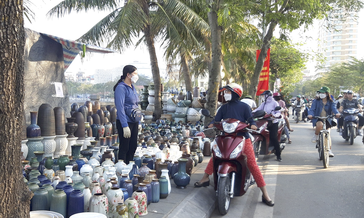 Người dân Hà Nội nô nức sắm đào, quất chuẩn bị Tết Quý Mão 2023