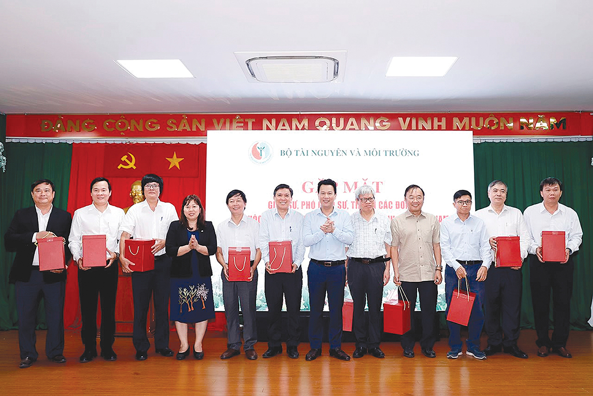 Đoàn kết, phát huy trí tuệ, kiến tạo vì một Việt Nam phát triển xanh, bền vững
