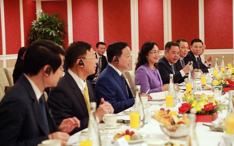 Tổng thống Pháp Emmanuel Macron làm việc với Phó Thủ tướng Trần Hồng Hà về lĩnh vực chuyển đổi năng lượng