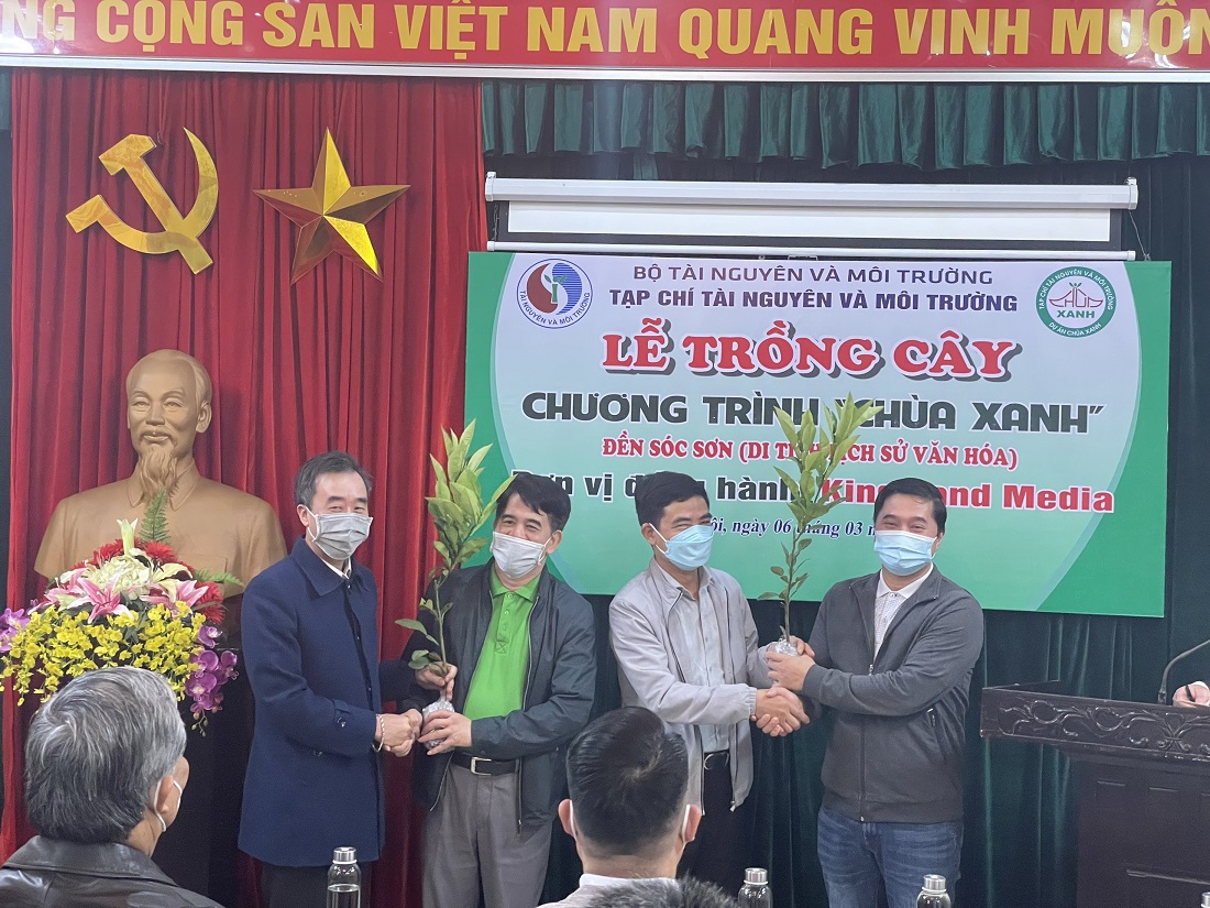 Tạp chí Tài nguyên và Môi trường trồng 1003 cây xanh tại đền Sóc Sơn, Hà Nội