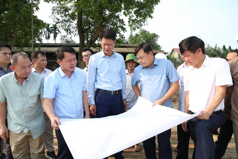 Thứ trưởng Nguyễn Hoàng Hiệp chỉ đạo đẩy nhanh tiến độ thi công kè sông Hồng