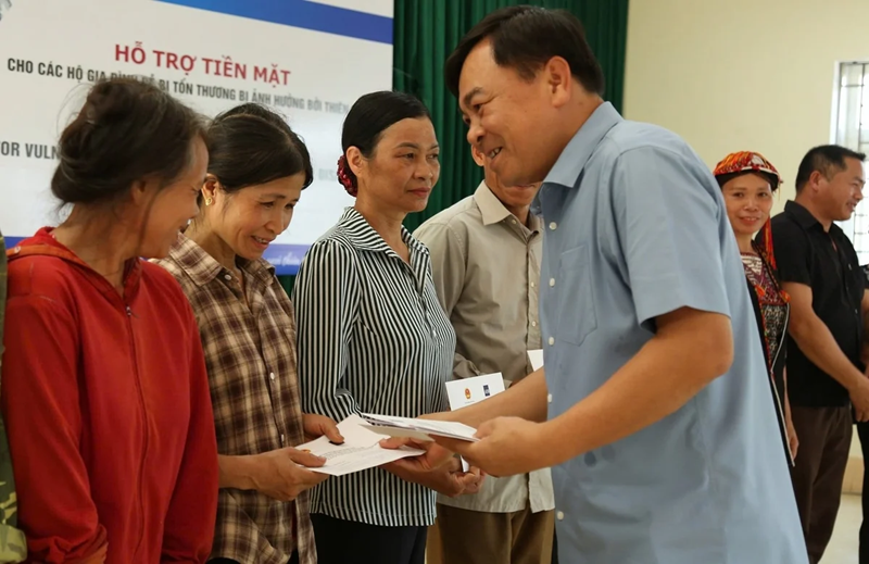 Thứ trưởng Nguyễn Hoàng Hiệp chỉ đạo đẩy nhanh tiến độ thi công kè sông Hồng