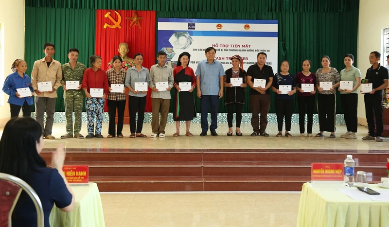 Thứ trưởng Nguyễn Hoàng Hiệp chỉ đạo đẩy nhanh tiến độ thi công kè sông Hồng