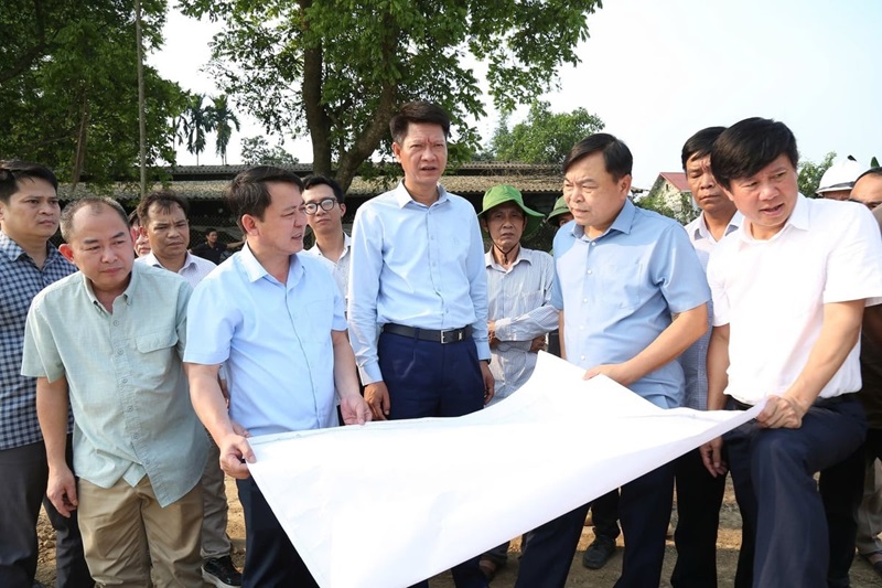 Thứ trưởng Nguyễn Hoàng Hiệp chỉ đạo đẩy nhanh tiến độ thi công kè sông Hồng