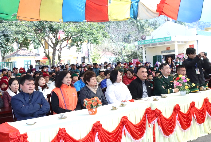 Tạp chí Tài nguyên và Môi trường trao tặng quà tết đến đồng bào Quản Bạ, Hà Giang