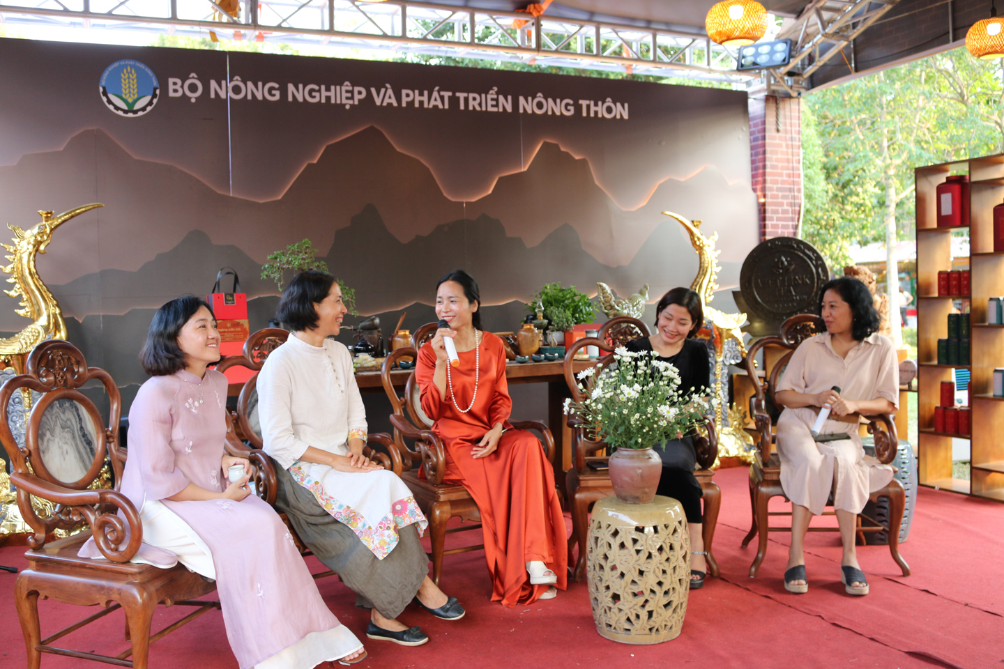 Phụ nữ bên ly trà: Từ cơ duyên đến đam mê
